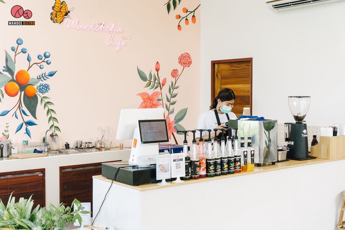 Wanichcha วณิชชา คาเฟ่เขาวงกต สไตล์มินิมอล ในพื้นที่สนามบอล