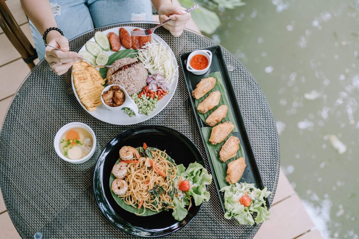 ชายสมัยคาเฟ่ 2498 บางกอก คาเฟ่น้องใหม่ ย่านเพชรเกษม - Chaai-Samai 2498 Bangkok ชายสมัยคาเฟ่ 2498 บางกอก คาเฟ่น้องใหม่ ย่านเพชรเกษม - Chaai-Samai 2498 Bangkok