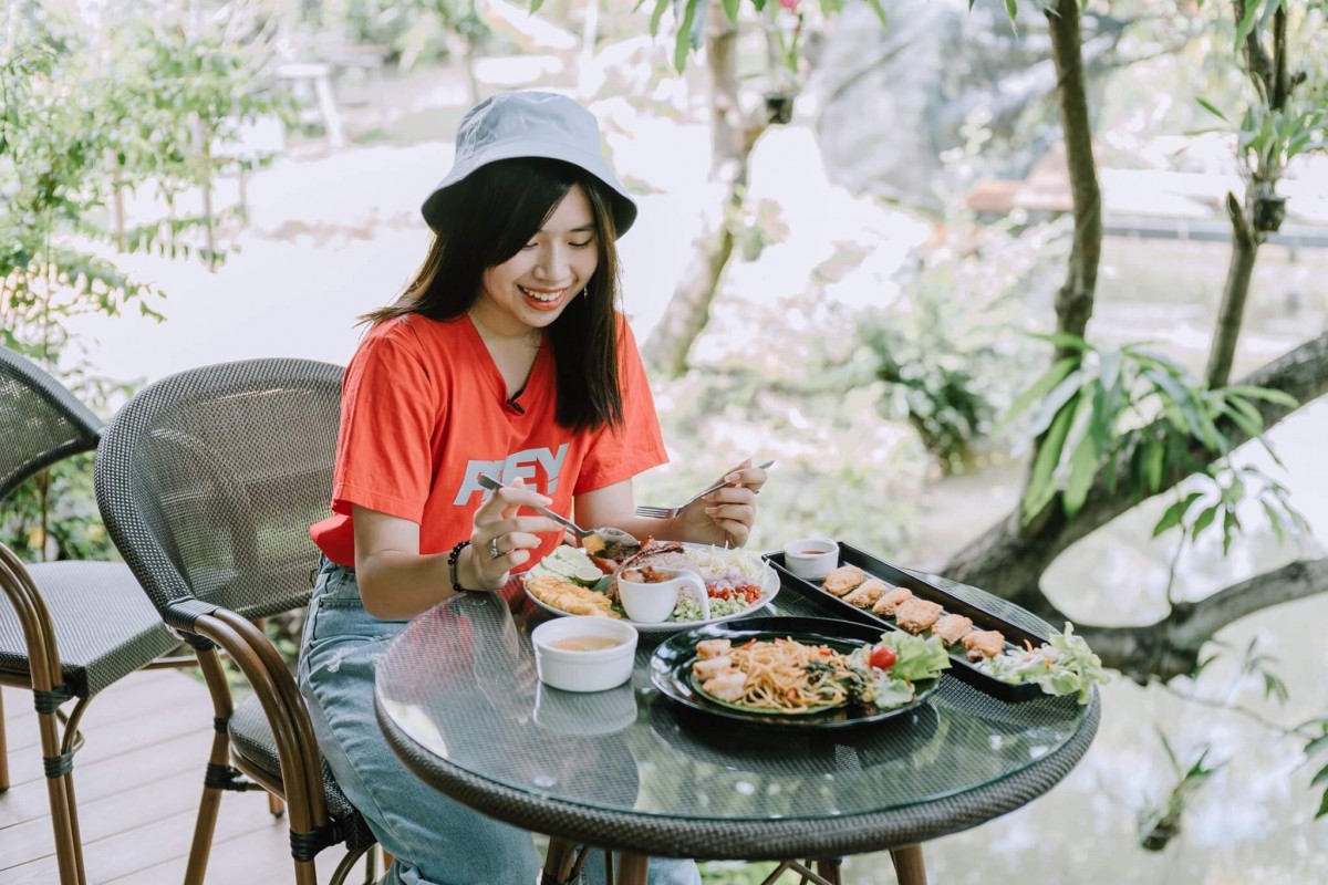 ชายสมัยคาเฟ่ 2498 บางกอก คาเฟ่น้องใหม่ ย่านเพชรเกษม - Chaai-Samai 2498 Bangkok ชายสมัยคาเฟ่ 2498 บางกอก คาเฟ่น้องใหม่ ย่านเพชรเกษม - Chaai-Samai 2498 Bangkok