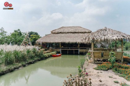 ร่มสะเดาคาเฟ่ ฟินไปกับบรรยากาศธรรมชาติ ทุ่งหญ้า ริมน้ำ เมนูอาหารแซ่บๆ 