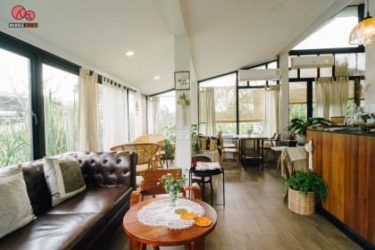 Ploen Way Waffle House คาเฟ่น่ารักที่มีวิวทะเลสาบ เสียงนกร้อง และวาฟเฟิลโฮมเมด