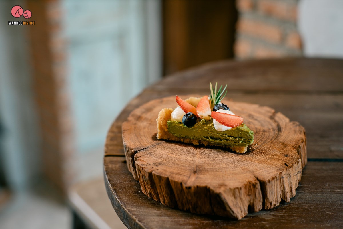 Rawvaela Cafe รอเวลา คาเฟ่สไตล์เมดิเตอเรเนียนมินิมอล ย่านตลาดน้ำคลองลัดมะยม 