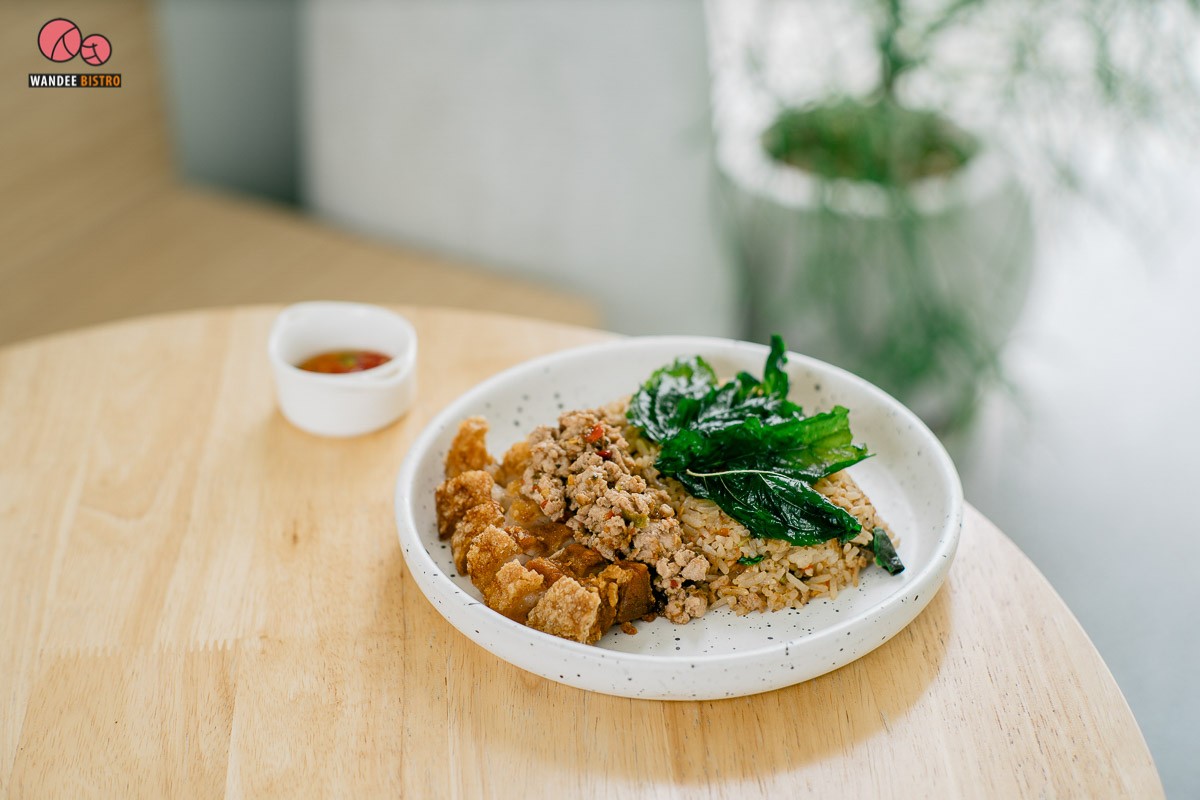 Coach House Cafe คาเฟ่สไตล์มินิมอล ย่านรามอินทรา มียิม มีเมนูออร์แกนิค มีมุมถ่ายรูปเยอะมาก