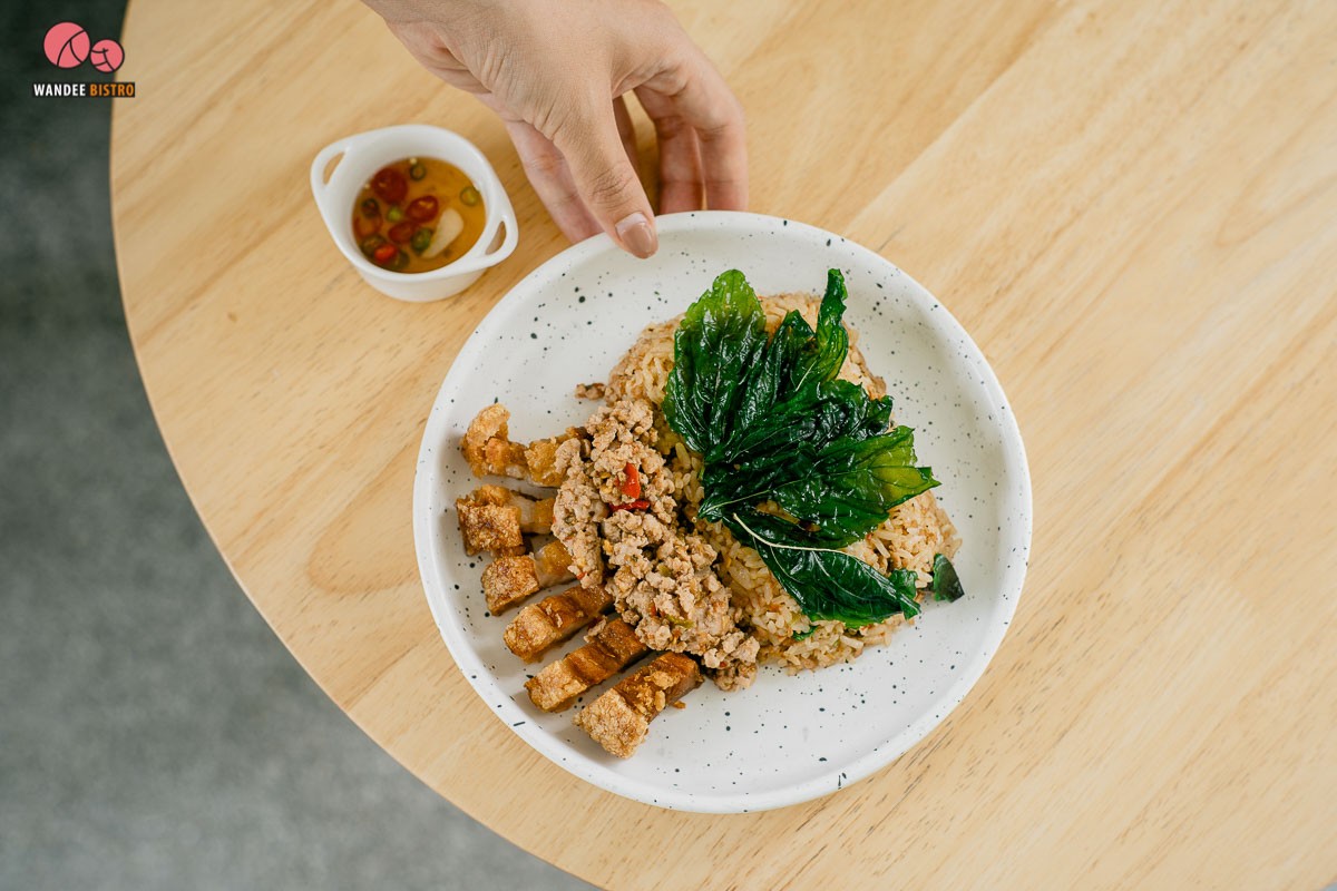 Coach House Cafe คาเฟ่สไตล์มินิมอล ย่านรามอินทรา มียิม มีเมนูออร์แกนิค มีมุมถ่ายรูปเยอะมาก