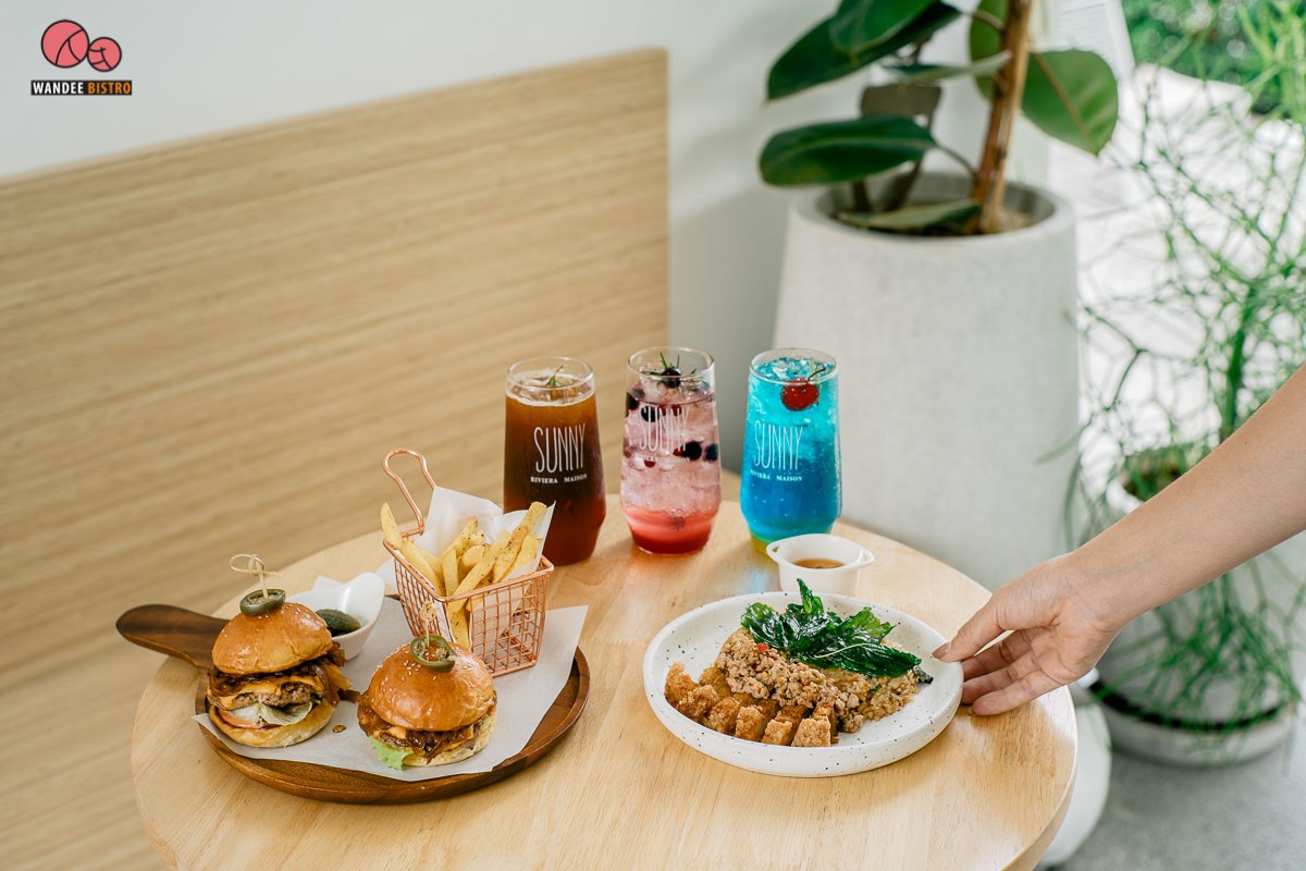 Coach House Cafe คาเฟ่สไตล์มินิมอล ย่านรามอินทรา มียิม มีเมนูออร์แกนิค มีมุมถ่ายรูปเยอะมาก