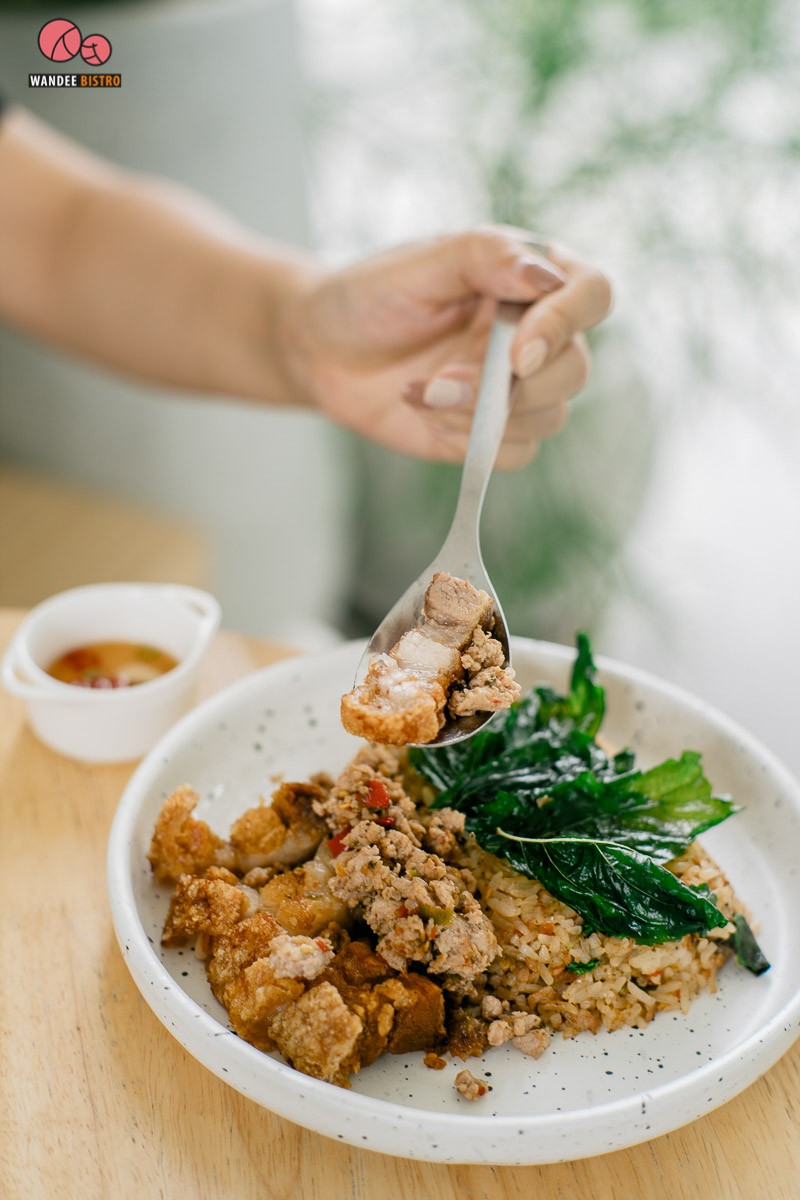 Coach House Cafe คาเฟ่สไตล์มินิมอล ย่านรามอินทรา มียิม มีเมนูออร์แกนิค มีมุมถ่ายรูปเยอะมาก