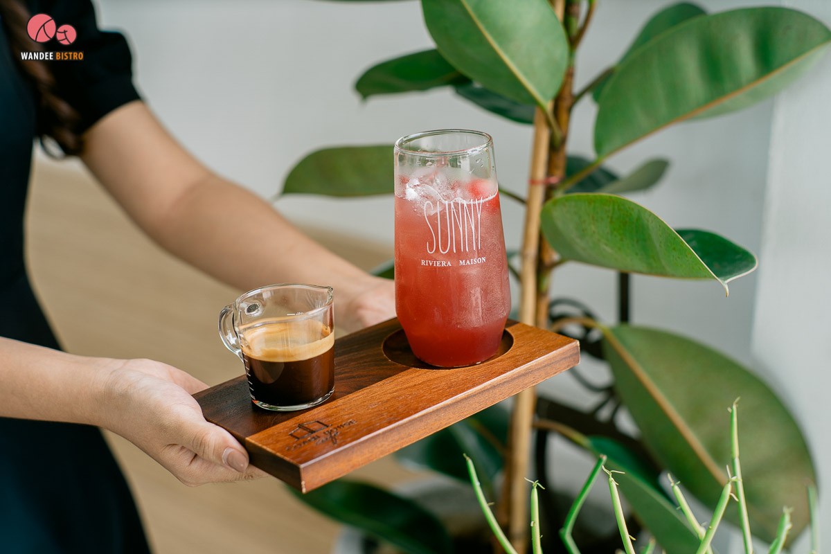 Coach House Cafe คาเฟ่สไตล์มินิมอล ย่านรามอินทรา มียิม มีเมนูออร์แกนิค มีมุมถ่ายรูปเยอะมาก