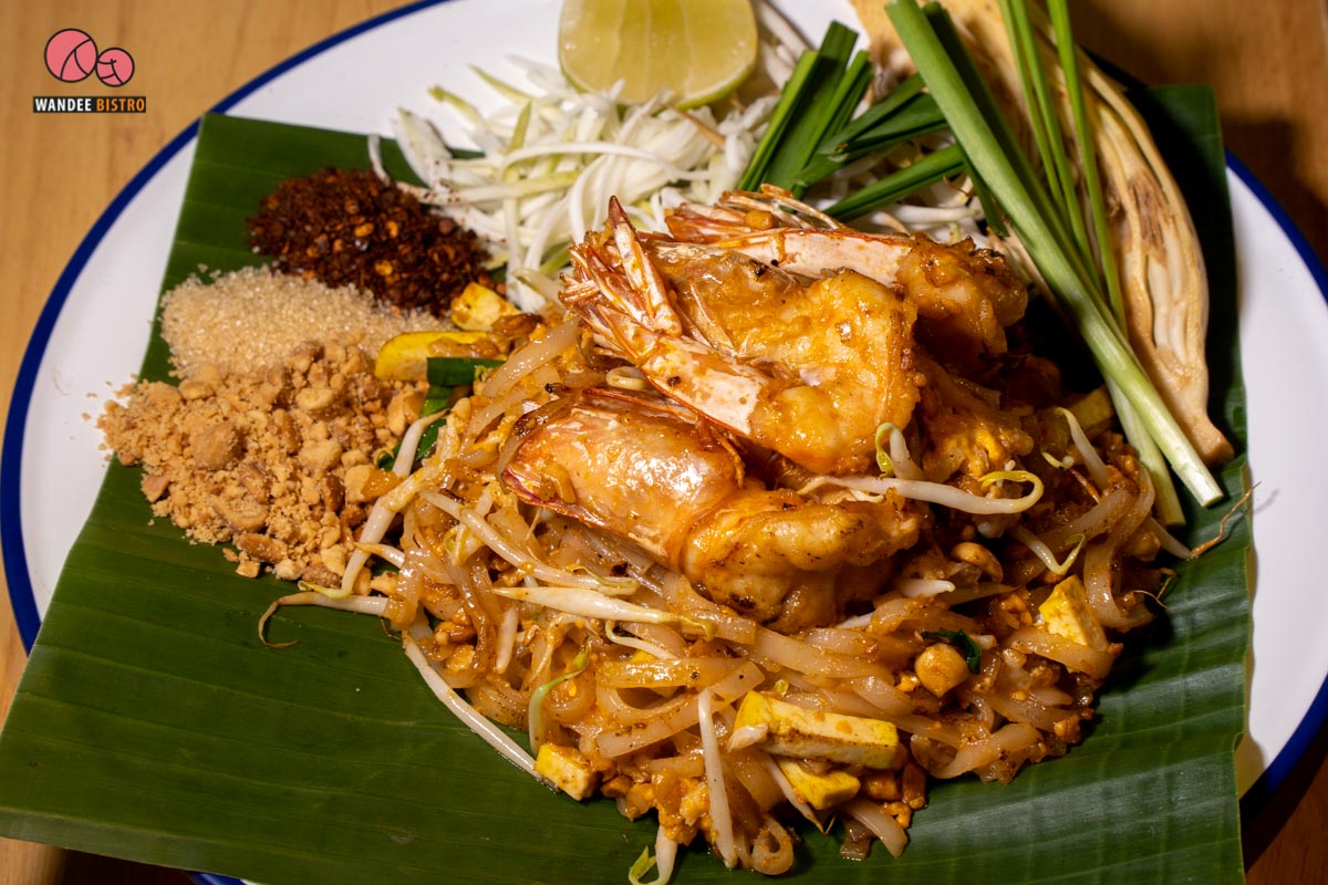 ผัดไทยแม่ทองใบ กุ้งตัวใหญ่สะใจ รสชาติแบบสูตรโบราณ