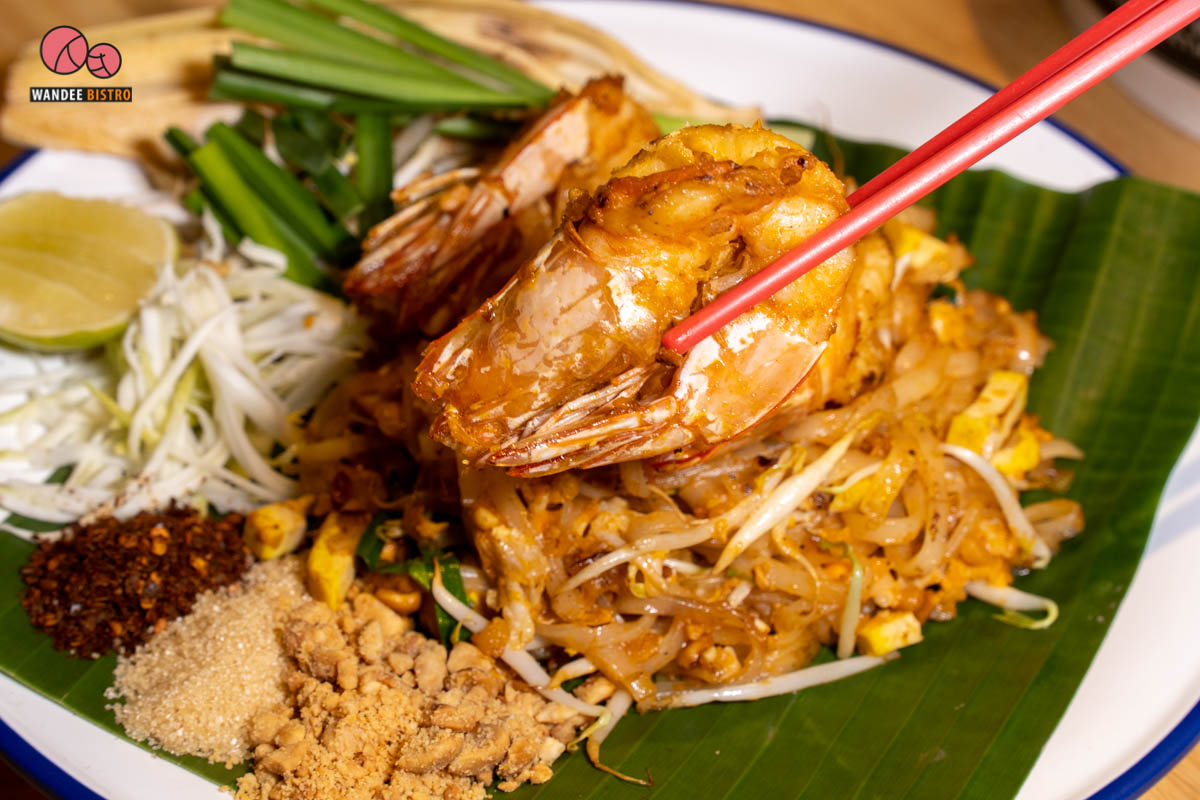 ผัดไทยแม่ทองใบ กุ้งตัวใหญ่สะใจ รสชาติแบบสูตรโบราณ