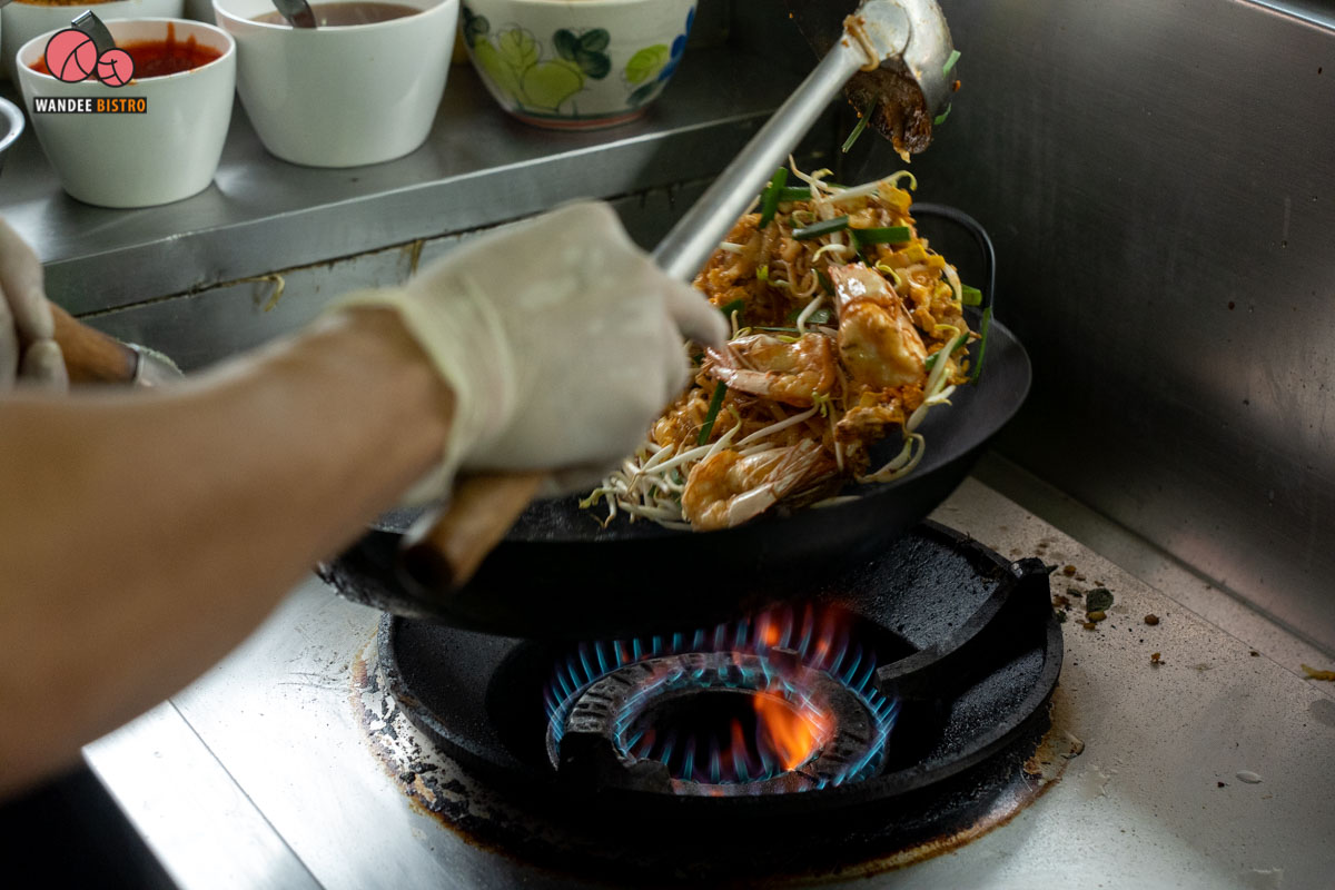 ผัดไทยแม่ทองใบ กุ้งตัวใหญ่สะใจ รสชาติแบบสูตรโบราณ