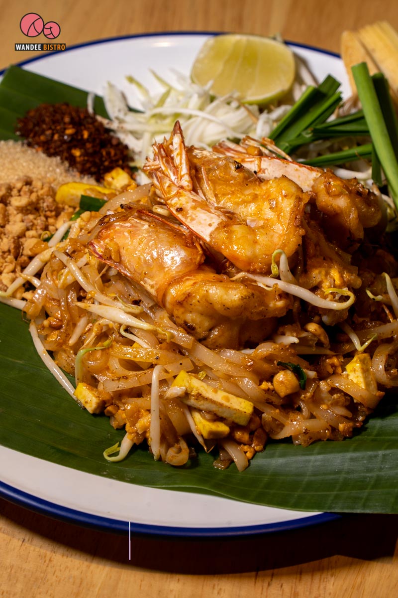 ผัดไทยแม่ทองใบ กุ้งตัวใหญ่สะใจ รสชาติแบบสูตรโบราณ