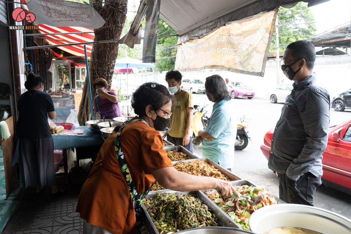 ร้านข้าวแกง 20 บาท แฟลตคลองจั่น ราคาเบาๆ เมนูเปลี่ยนทุกวัน