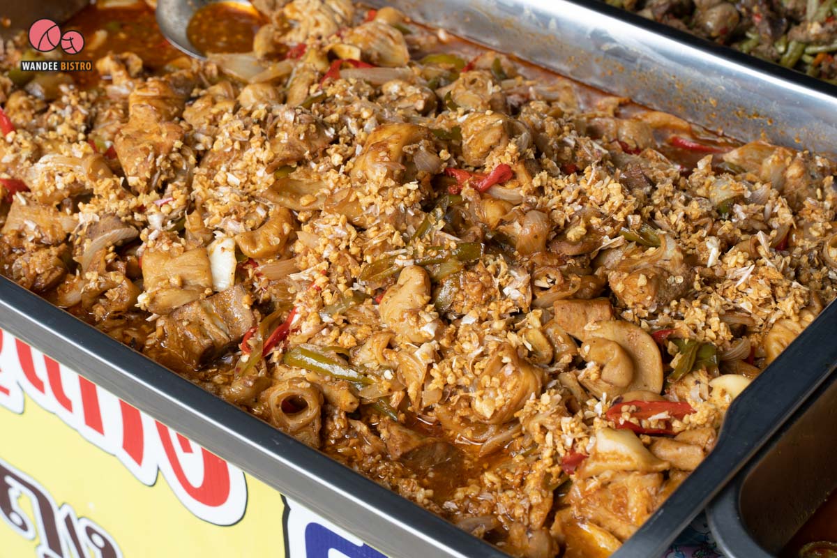 ร้านข้าวแกง 20 บาท แฟลตคลองจั่น ราคาเบาๆ เมนูเปลี่ยนทุกวัน