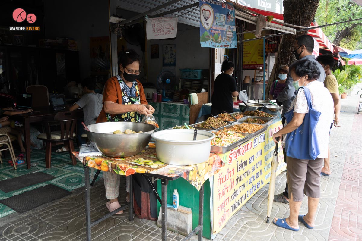 ร้านข้าวแกง 20 บาท แฟลตคลองจั่น ราคาเบาๆ เมนูเปลี่ยนทุกวัน