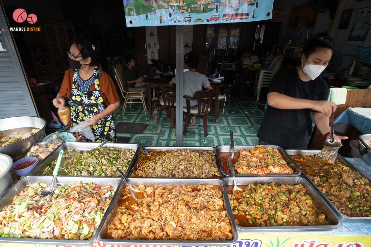 ร้านข้าวแกง 20 บาท แฟลตคลองจั่น ราคาเบาๆ เมนูเปลี่ยนทุกวัน