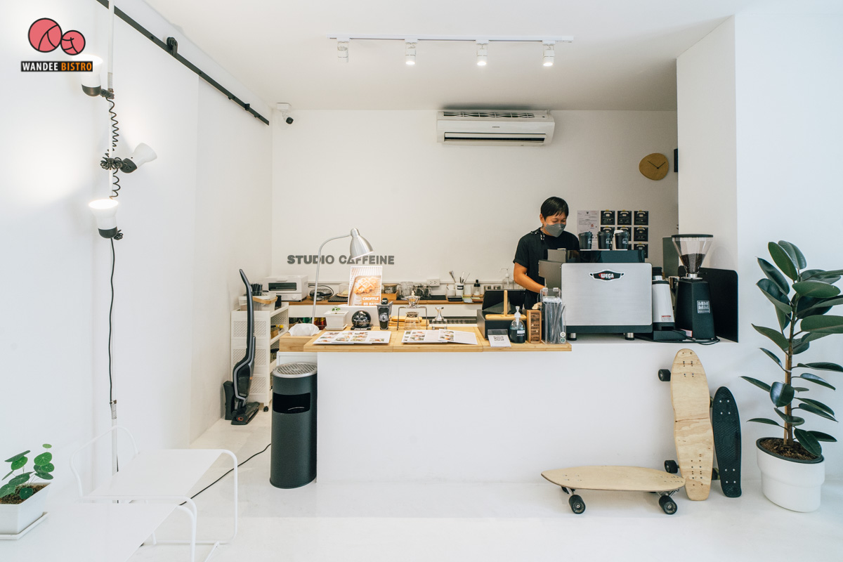 Studio Caffeine คาเฟ่มินิมอล ที่มี กาแฟ ชา มัทฉะ ลานเบียร์ และ Surf Skate 