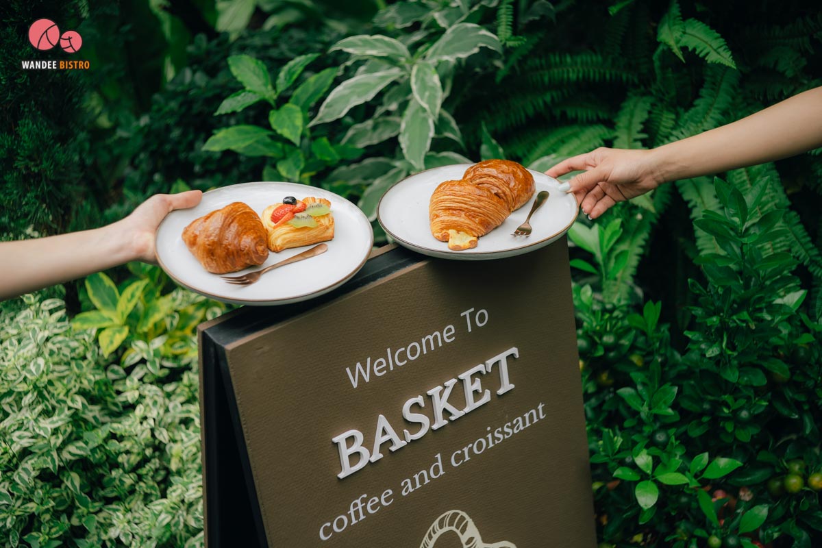 BASKET - coffee and croissant ดื่มด่ำความสุขด้วย กาแฟ ครัวซองต์ และสวนสีเขียว