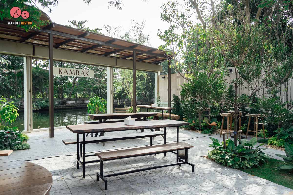 Kamrak - คำรัก คาเฟ่สไตล์โฮมมี มีวิวติดริมน้ำรับลมเย็นๆ ร้านสวยย่านเพชรเกษม Kamrak - คำรัก คาเฟ่สไตล์โฮมมี มีวิวติดริมน้ำรับลมเย็นๆ ร้านสวยย่านเพชรเกษม