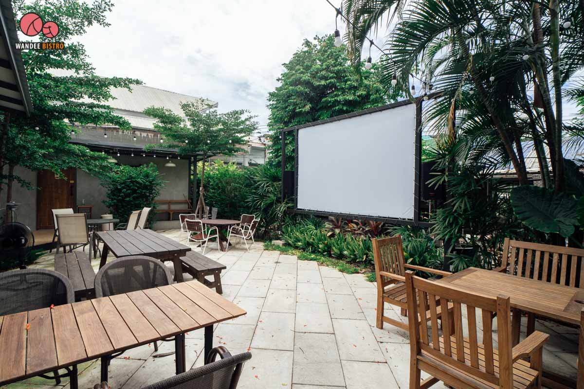 Cock-A-Hoop คาเฟ่สไตล์โฮมมี่ ที่มีทั้งความเท่ อบอุ่น และความชิล เปิดถึงห้าทุ่ม 