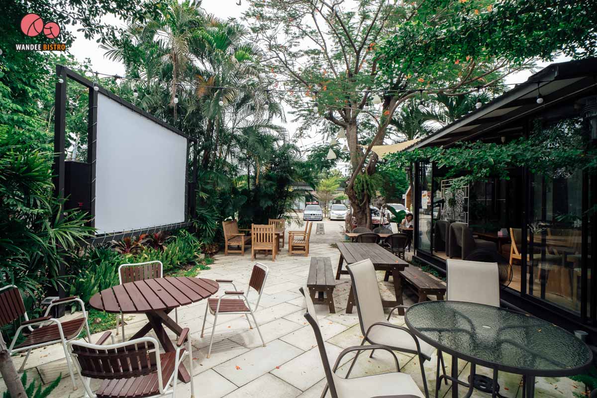 Cock-A-Hoop คาเฟ่สไตล์โฮมมี่ ที่มีทั้งความเท่ อบอุ่น และความชิล เปิดถึงห้าทุ่ม 