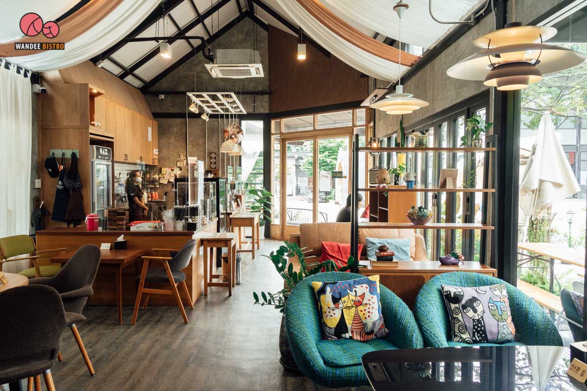 Cock-A-Hoop คาเฟ่สไตล์โฮมมี่ ที่มีทั้งความเท่ อบอุ่น และความชิล เปิดถึงห้าทุ่ม 