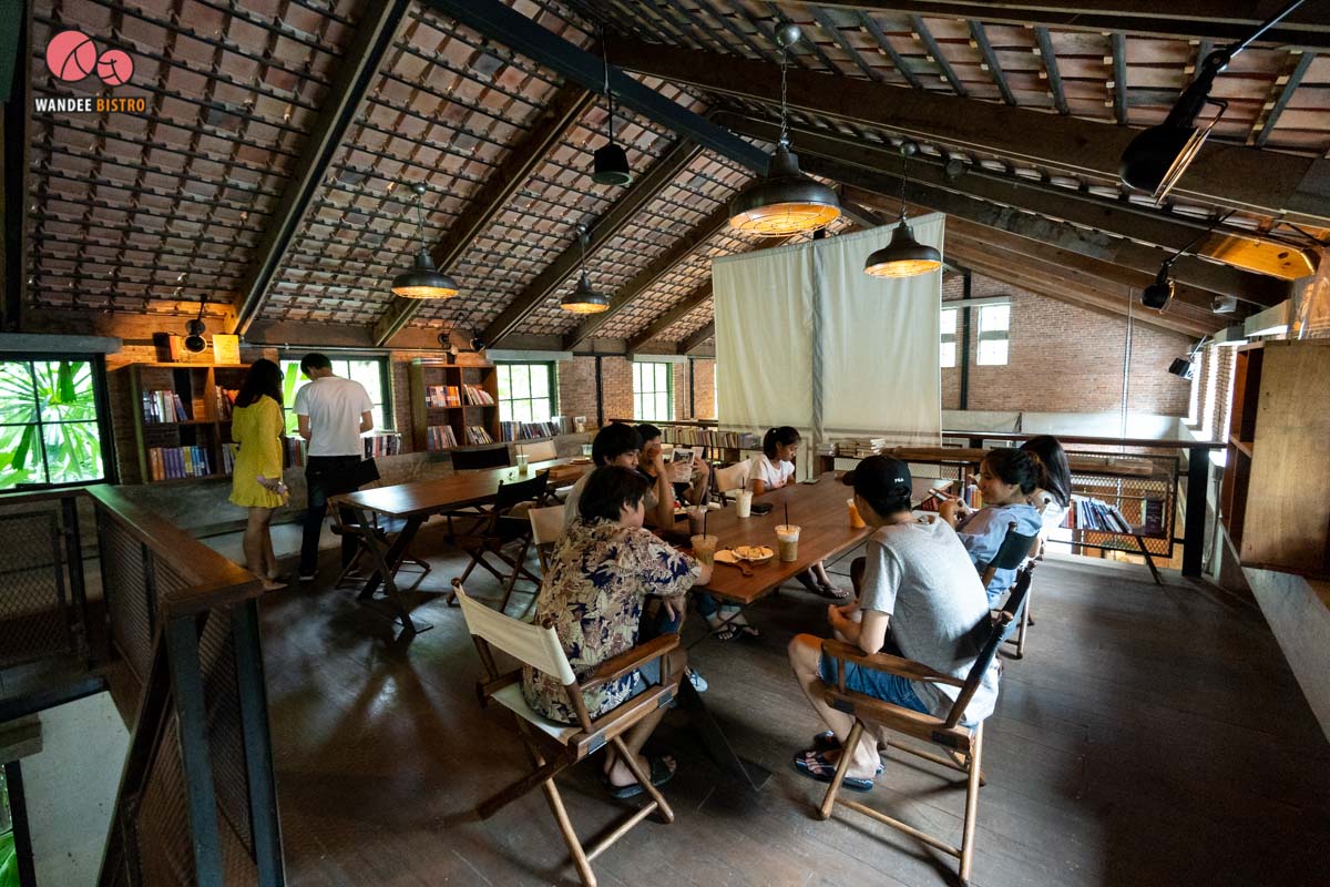 Pitta s House คาเฟ่สีขาว เท่ๆ สไตล์ลอฟท์ ใกล้ชิดธรรมชาติ บรรยากาศเหมือนอยู่กลางป่า 