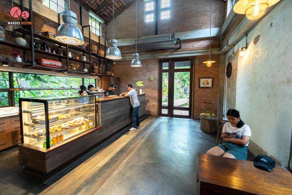 Pitta s House คาเฟ่สีขาว เท่ๆ สไตล์ลอฟท์ ใกล้ชิดธรรมชาติ บรรยากาศเหมือนอยู่กลางป่า 