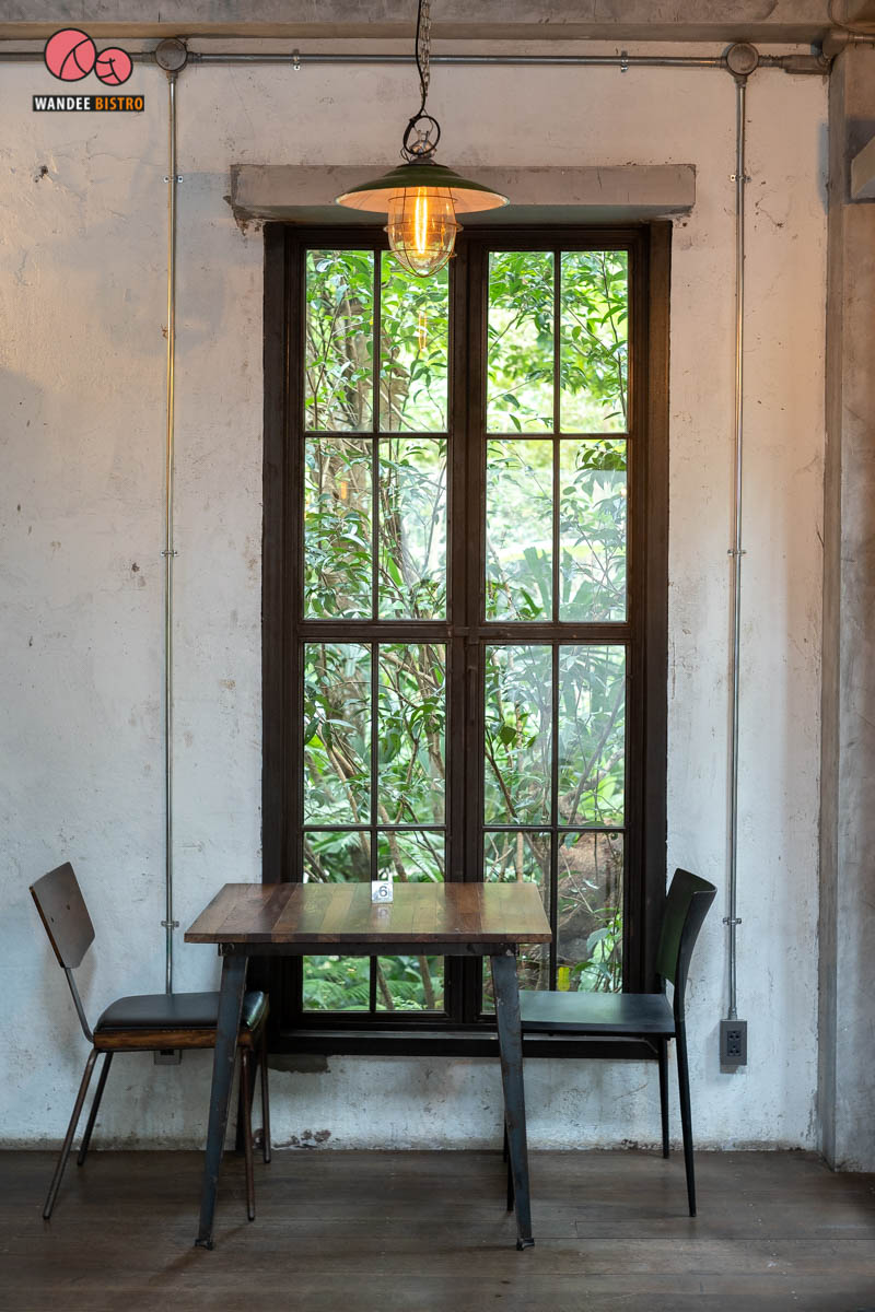 Pitta s House คาเฟ่สีขาว เท่ๆ สไตล์ลอฟท์ ใกล้ชิดธรรมชาติ บรรยากาศเหมือนอยู่กลางป่า 