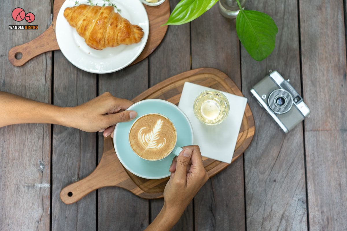 Pitta s House คาเฟ่สีขาว เท่ๆ สไตล์ลอฟท์ ใกล้ชิดธรรมชาติ บรรยากาศเหมือนอยู่กลางป่า 