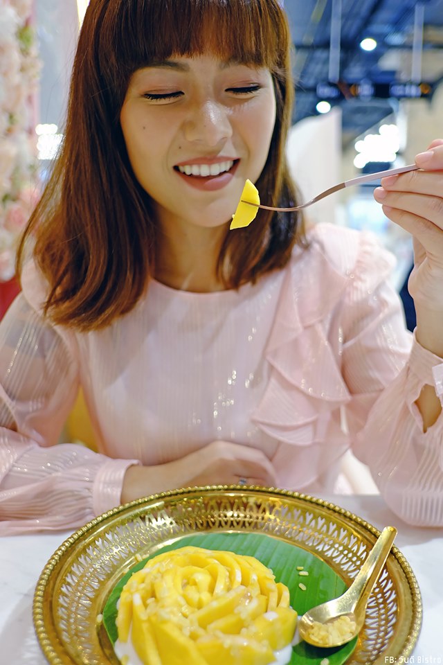 จิบชากับขนมไทย ใกล้ชิดหมู่ดอกไม้กลางกรุง ณ Marie Truly Thai Taste.