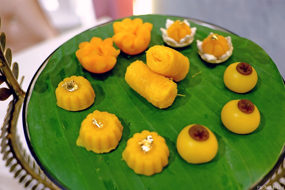 จิบชากับขนมไทย ใกล้ชิดหมู่ดอกไม้กลางกรุง ณ Marie Truly Thai Taste.