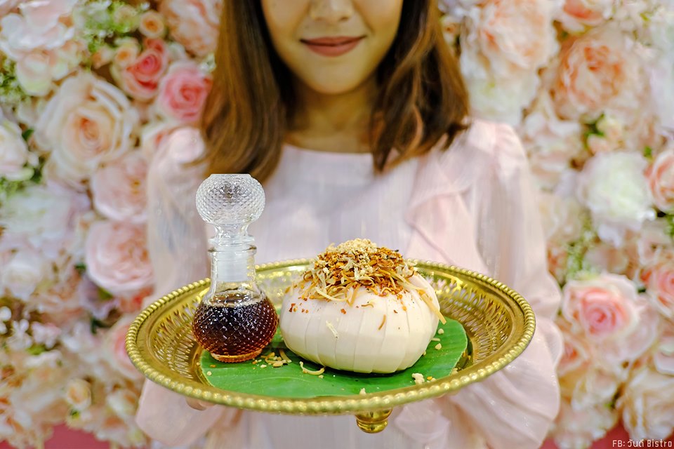 จิบชากับขนมไทย ใกล้ชิดหมู่ดอกไม้กลางกรุง ณ Marie Truly Thai Taste.