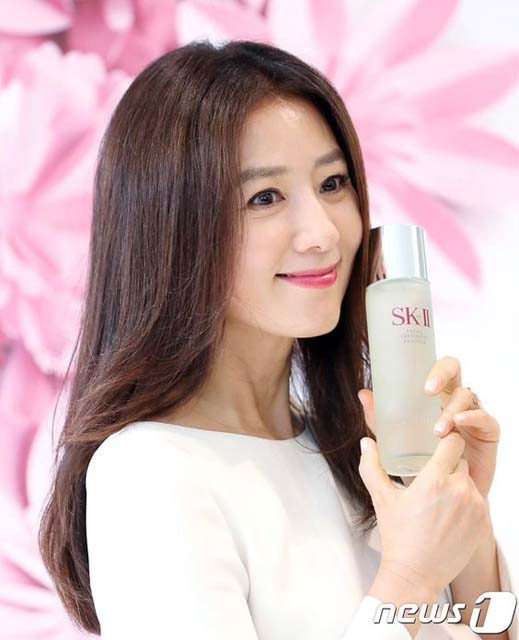 6 เคล็ดลับความสวย Kim Hee Ae จากซีรี่ส์ A World of Married Couple อายุเลข 5 แต่หน้าเด้งใสปิ๊ง 6 เคล็ดลับความสวย Kim Hee Ae จากซีรี่ส์ A World of Married Couple อายุเลข 5 แต่หน้าเด้งใสปิ๊ง