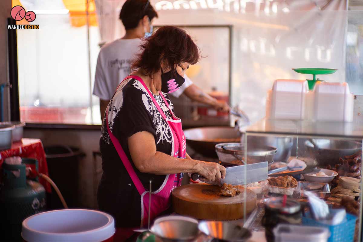ร้านหมูทอดวัดเฉลิม แจกข้าวหมูทอดฟรี!! สำหรับผู้ที่ตกงาน และ ได้รับความเดือดร้อนจากโควิด-19