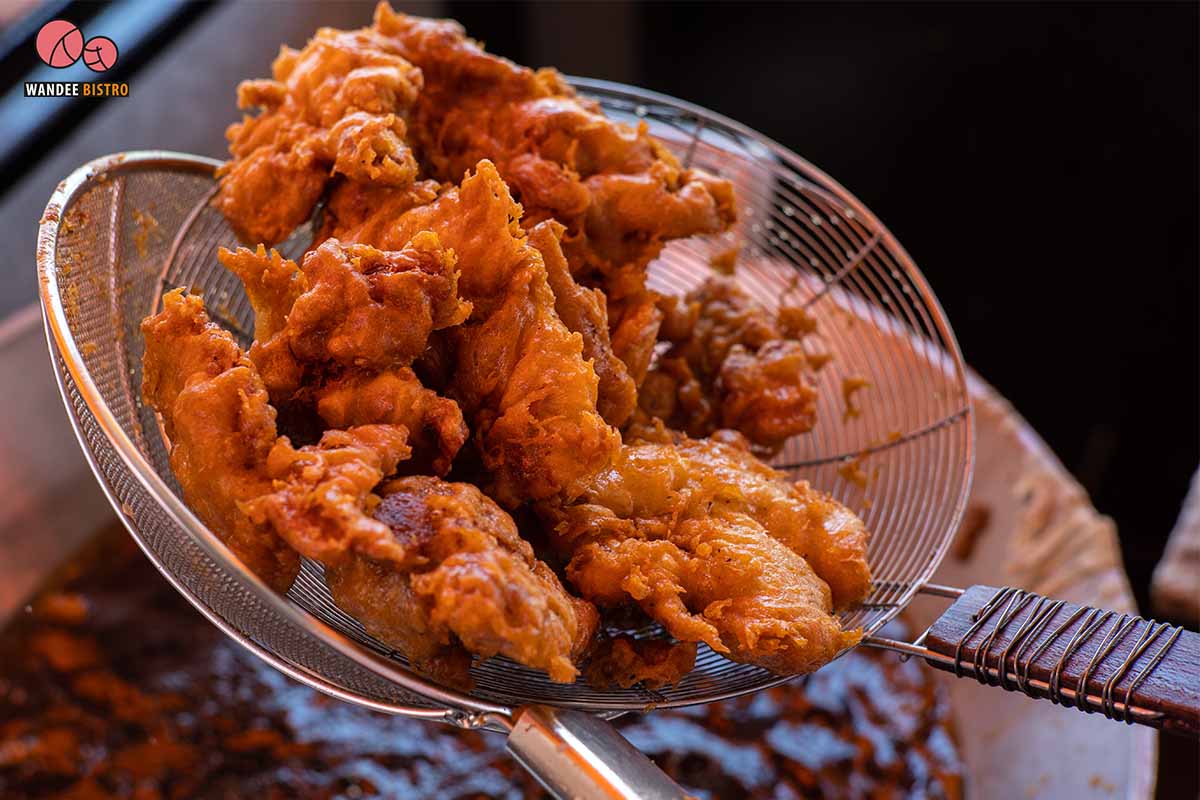 ร้านหมูทอดวัดเฉลิม แจกข้าวหมูทอดฟรี!! สำหรับผู้ที่ตกงาน และ ได้รับความเดือดร้อนจากโควิด-19