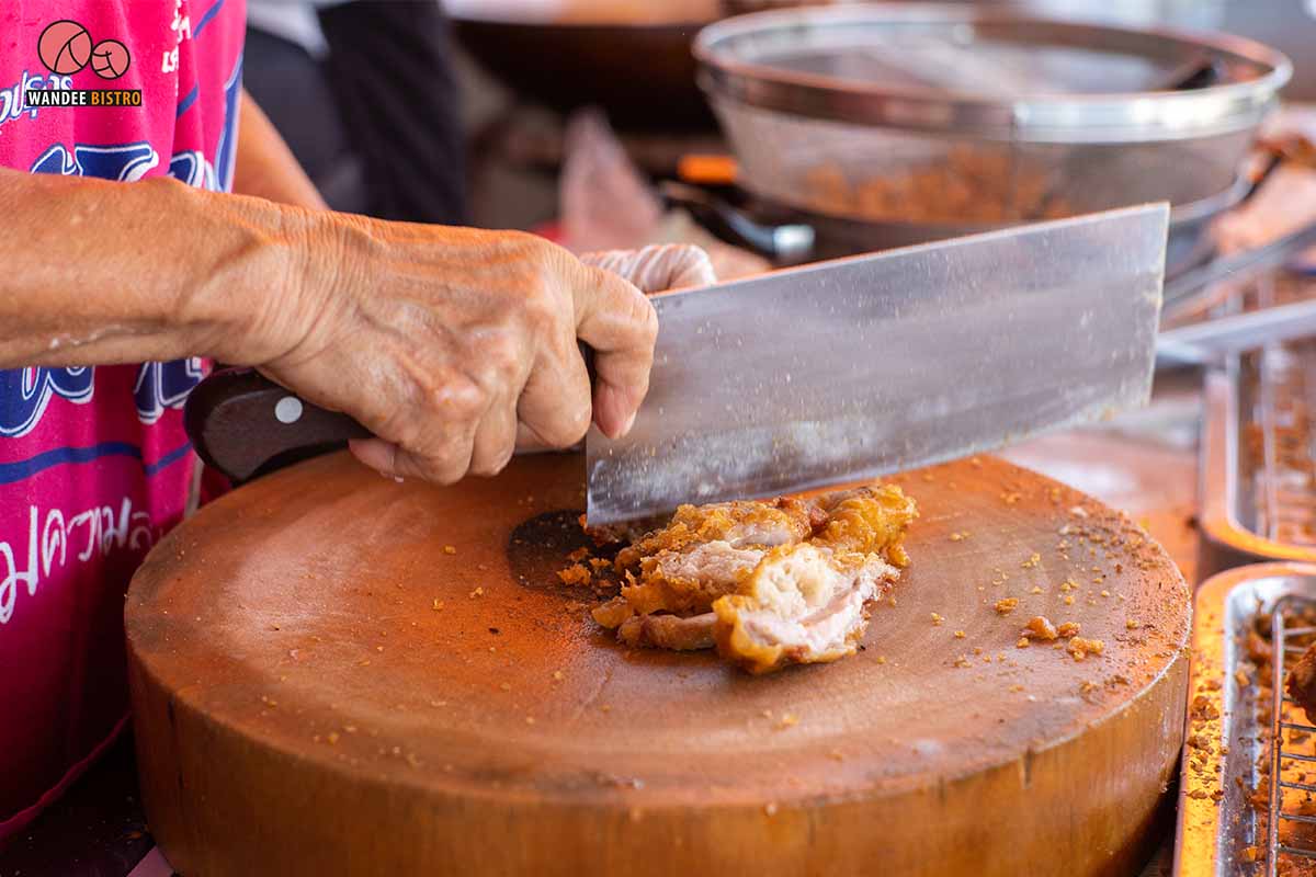 ร้านหมูทอดวัดเฉลิม แจกข้าวหมูทอดฟรี!! สำหรับผู้ที่ตกงาน และ ได้รับความเดือดร้อนจากโควิด-19