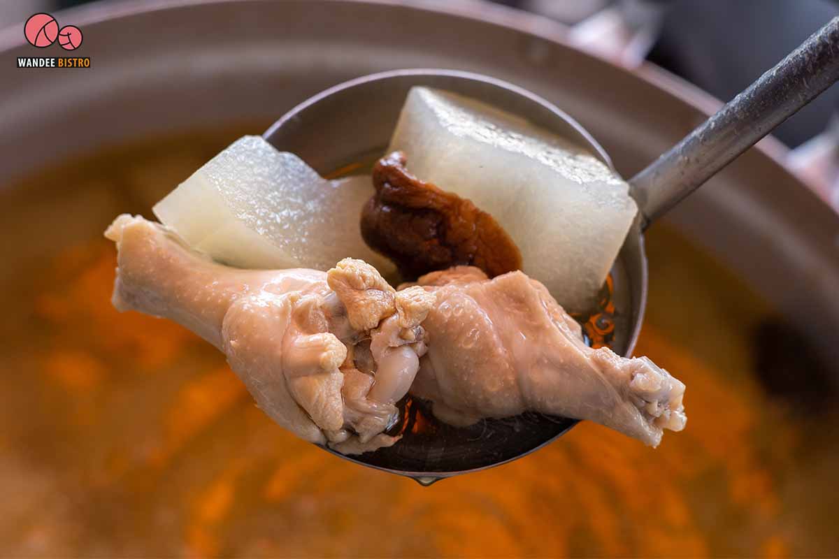 ร้านหมูทอดวัดเฉลิม แจกข้าวหมูทอดฟรี!! สำหรับผู้ที่ตกงาน และ ได้รับความเดือดร้อนจากโควิด-19