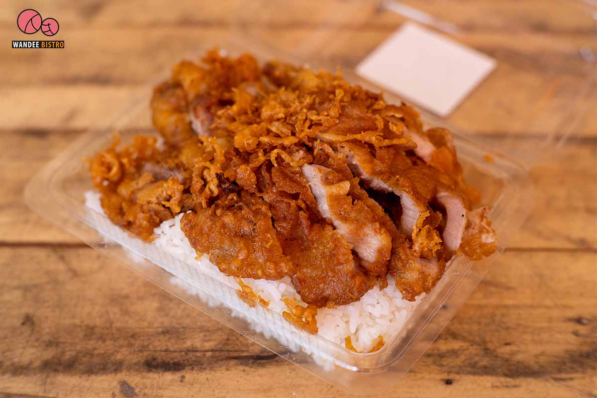 ร้านหมูทอดวัดเฉลิม แจกข้าวหมูทอดฟรี!! สำหรับผู้ที่ตกงาน และ ได้รับความเดือดร้อนจากโควิด-19