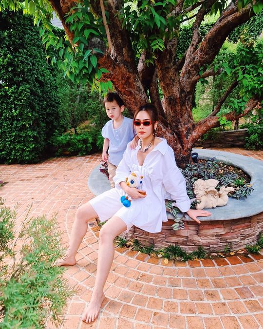 ส่องแฟชั่นแม่ชม ชมพู่ อารยา คุณแม่ที่แซ่บที่สุดแห่งยุค 2020