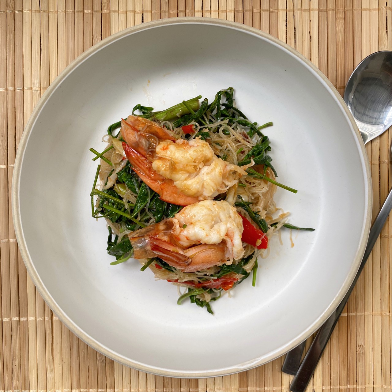 หมี่ผัดกระเฉดกุ้งสด สูตรรสเข้มเข้าเส้น ผักกรอบไม่เหนียว