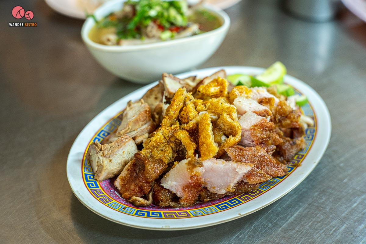 หมูแดงนายไซ ตำนานหมูกรอบที่ต้องไปพิสูจน์