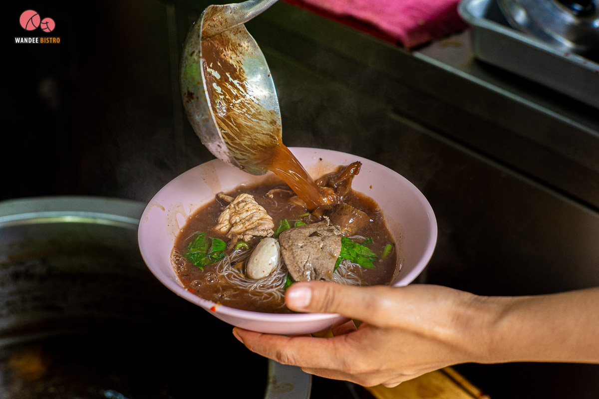 กุหลาบก๋วยเตี๋ยวหมูตุ๋นน้ำตก