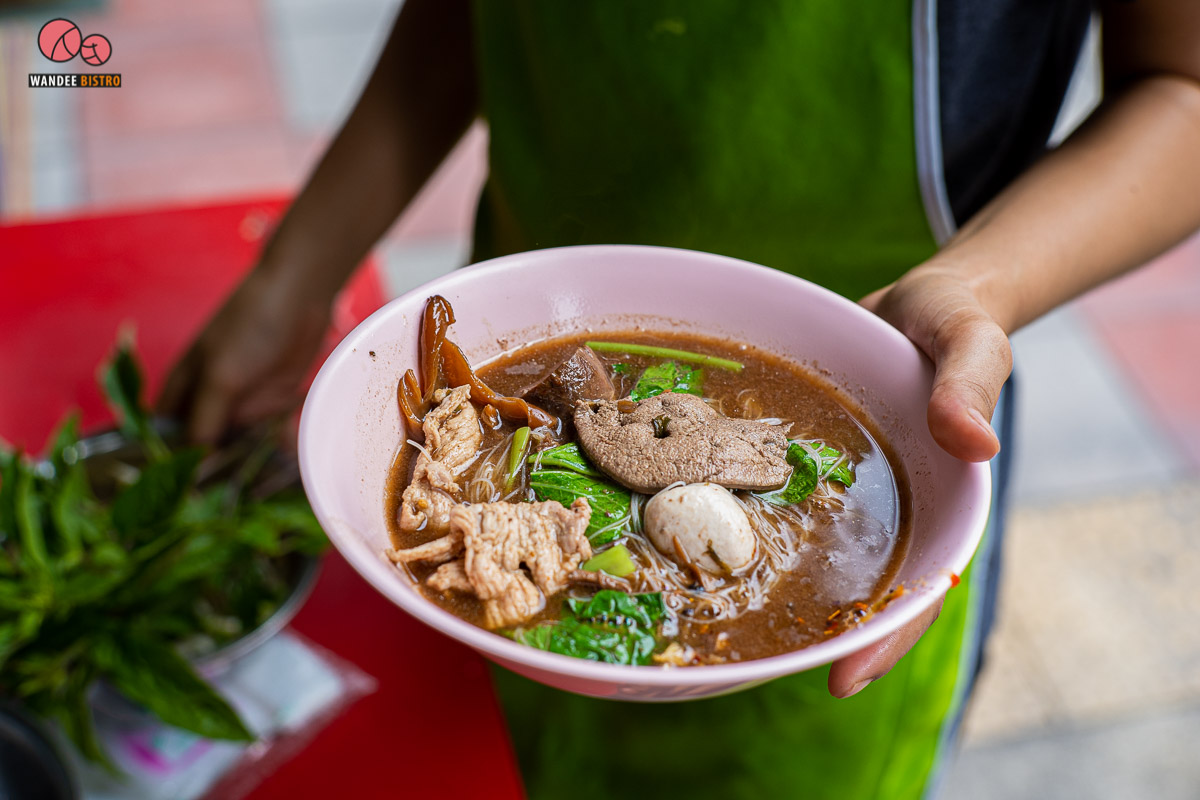 กุหลาบก๋วยเตี๋ยวหมูตุ๋นน้ำตก