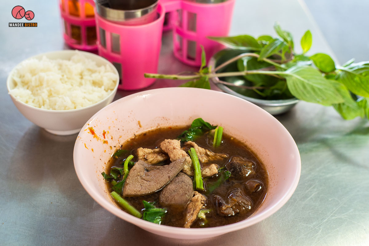 กุหลาบก๋วยเตี๋ยวหมูตุ๋นน้ำตก