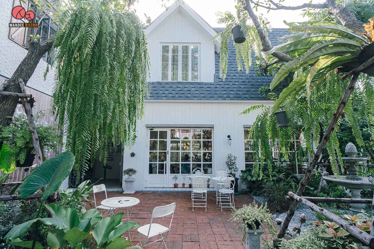 Roof Republic คาเฟ่สไตล์โรงนาอังกฤษท่ามกลางสวนสวย