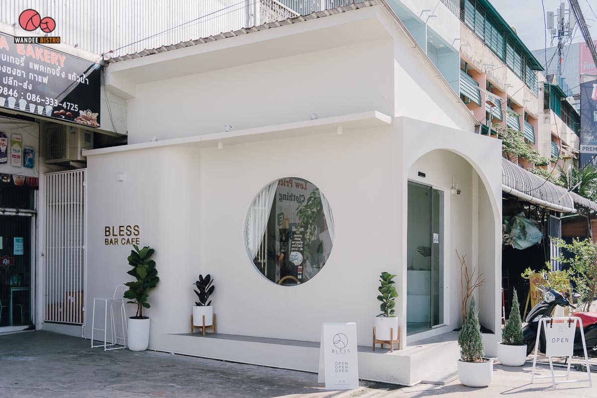 Bless Bar Café คาเฟ่สีขาวเอาใจสายมินิมอล