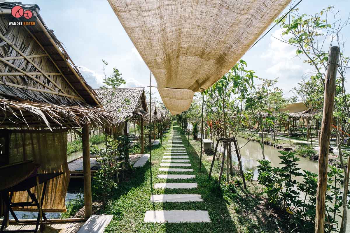 ครัวบ้านไทรน้อย คอนเซปท์เก๋เสิร์ฟอาหารทางเรือ เมนูบ้านๆ รสชาติจัดจ้านถึงใจ