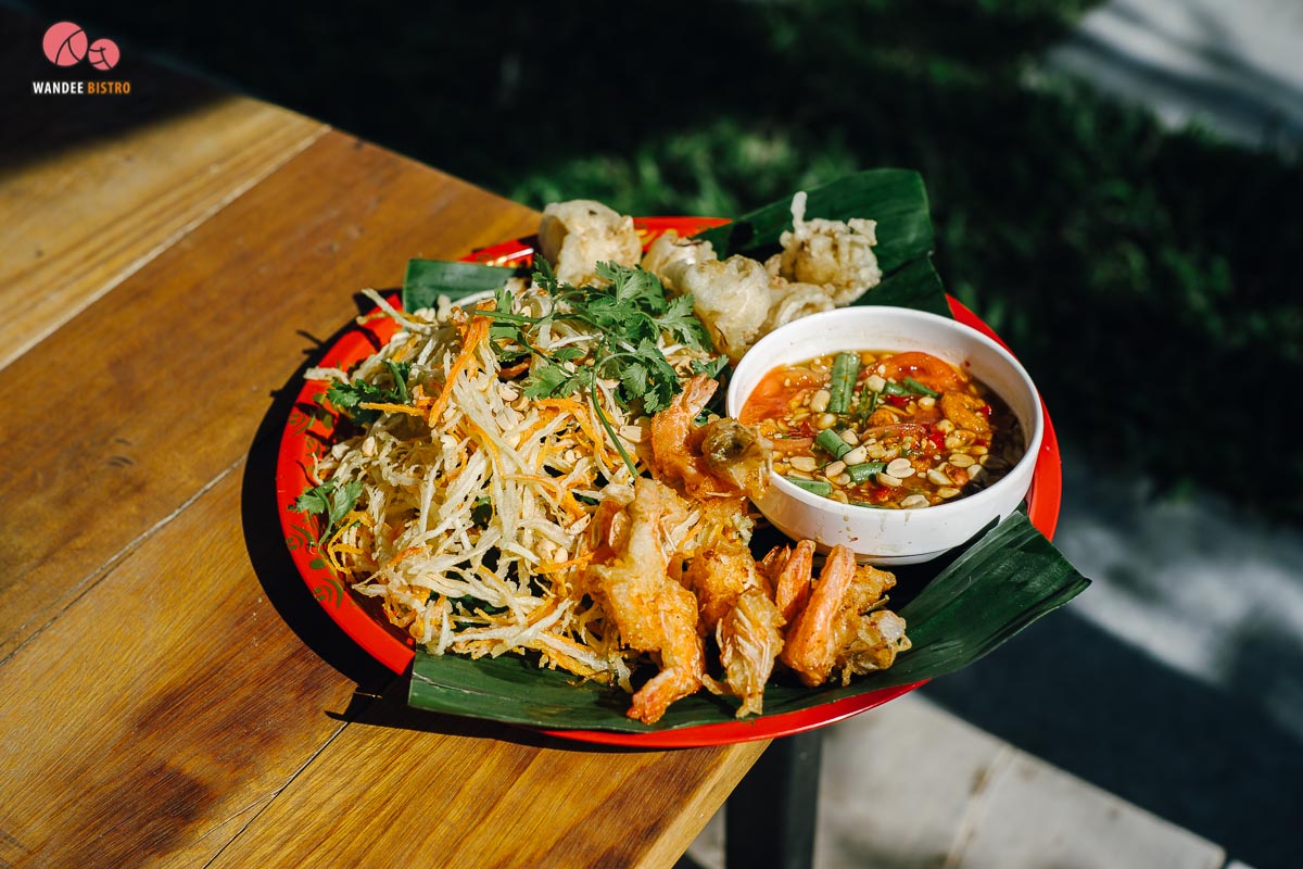 ครัวบ้านไทรน้อย คอนเซปท์เก๋เสิร์ฟอาหารทางเรือ เมนูบ้านๆ รสชาติจัดจ้านถึงใจ