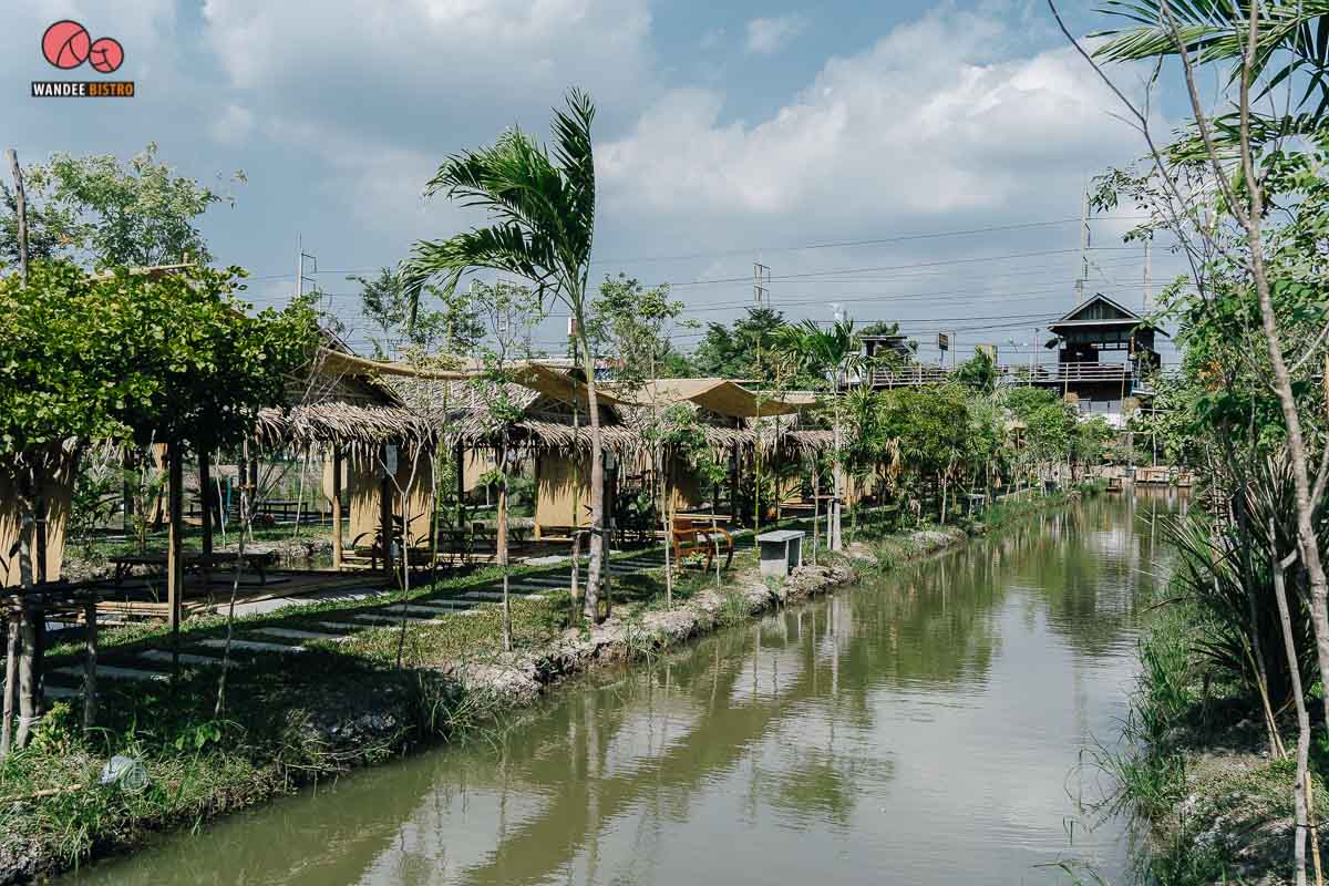 ครัวบ้านไทรน้อย คอนเซปท์เก๋เสิร์ฟอาหารทางเรือ เมนูบ้านๆ รสชาติจัดจ้านถึงใจ