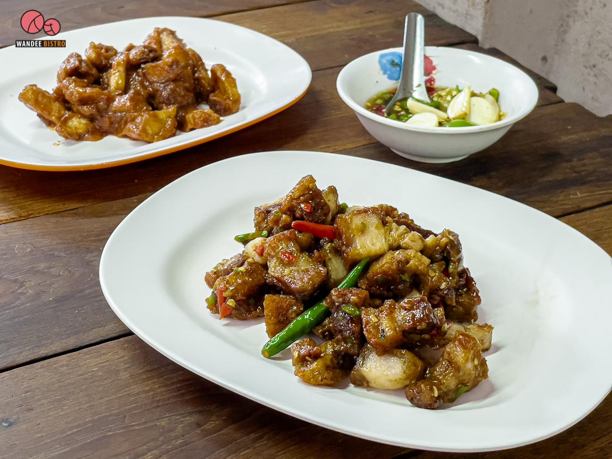 ตรอกหมูกรอบ (ป้าติ๋ว)  ร้านหมูกรอบลับๆ รสจัดจ้าน บอกเลยว่าเด็ด!